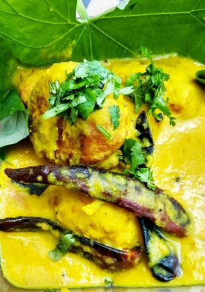 A picture of Masoor daal curry with masoor daal pakoda.