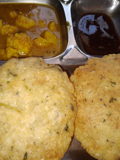 बेड़मी और आलू सब्जी (bedmi aur aloo sabzi recipe in Hindi) रेसिपी मुख्य फोटो