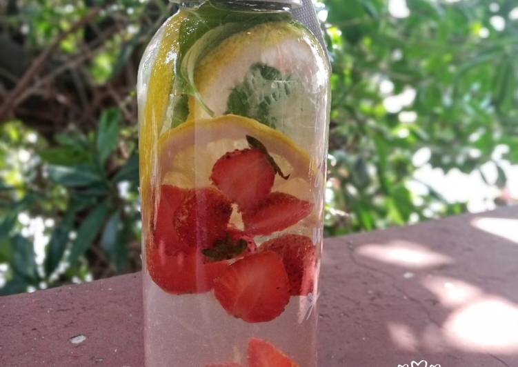 Resep Infused Water Lemon Strawberry Mints yang Enak Banget