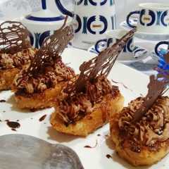 Una foto de Montaditos de chocolate sobre torrijas a la miel