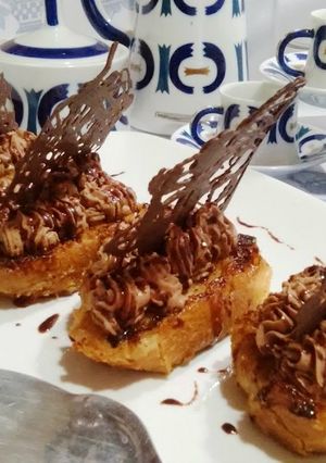 Una foto de Montaditos de chocolate sobre torrijas a la miel