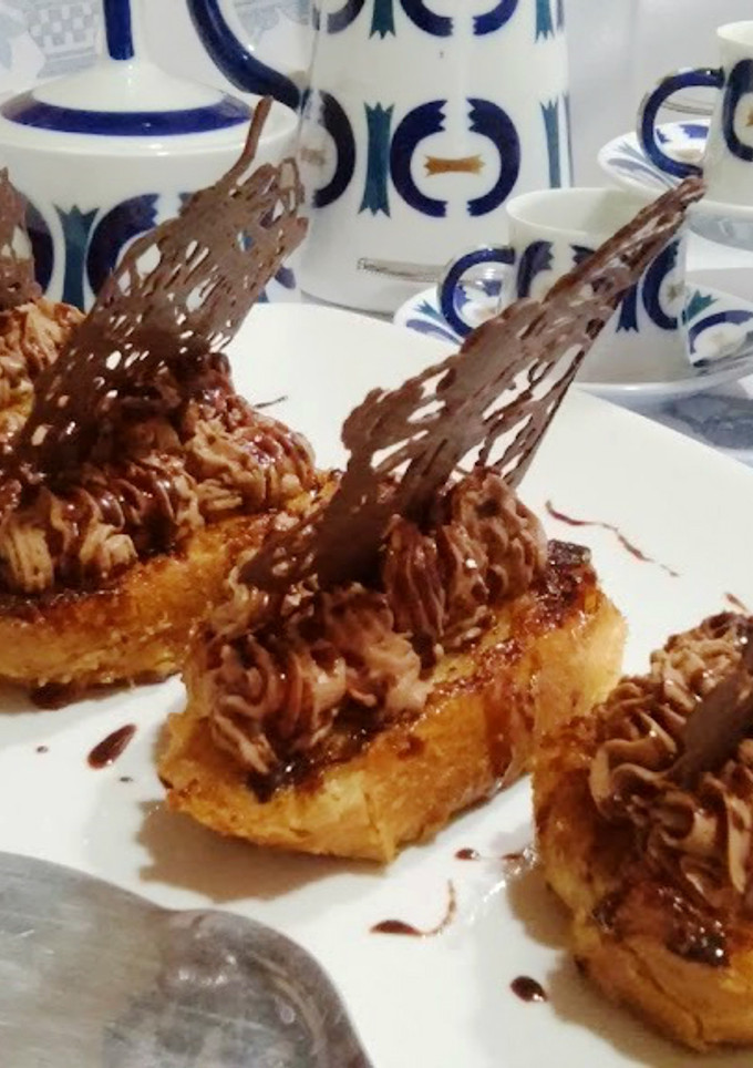 Una foto de Montaditos de chocolate sobre torrijas a la miel