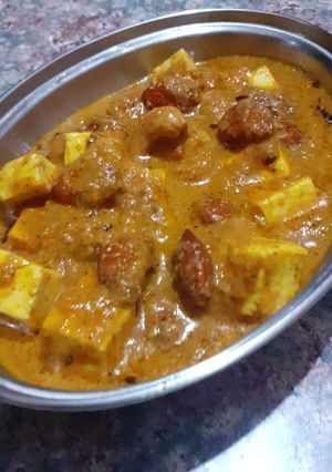 A picture of Masala paneer with dry fruits.