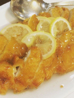 Una foto de Tiras de pollo al limón