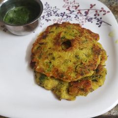 A picture of Leftover khichdi thalipeeth with semolina.