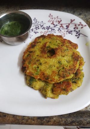 A picture of Leftover khichdi thalipeeth with semolina.