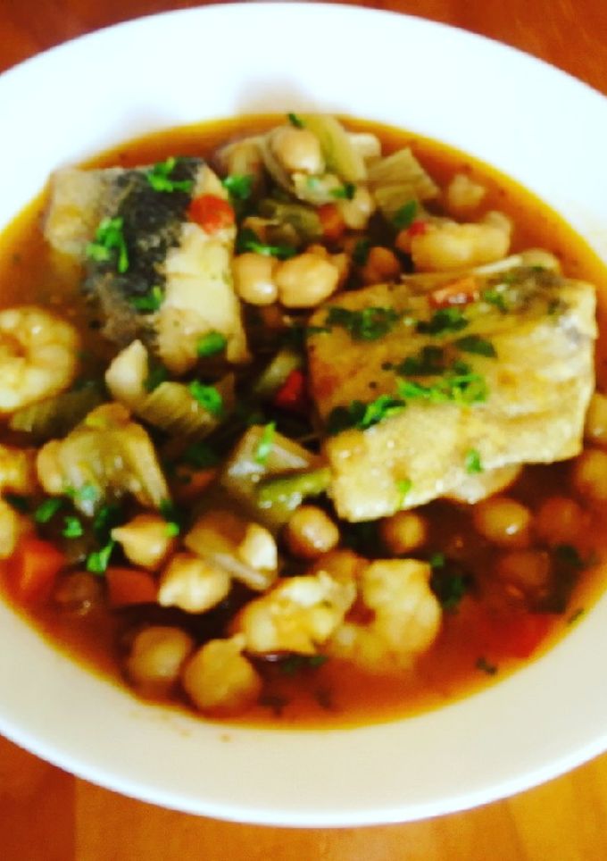 Una foto de Potaje de bacalao con garbanzos y cardo