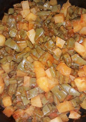Una foto de Nopalitos con papas y chile colorado