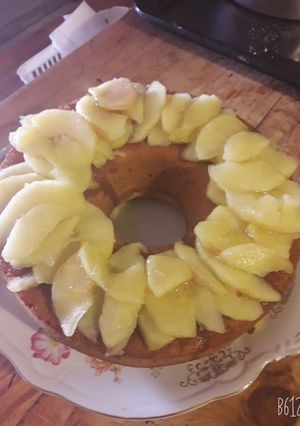 Una foto de Rosca dulce con manzanas en almíbar