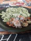 Tallarines al pesto con Ensalada de Camarón