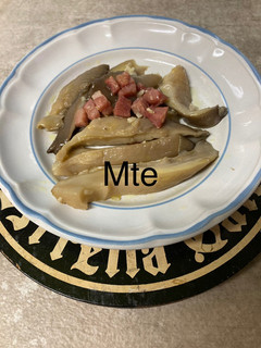 Una foto de Setas al ajillo con jamón Mte