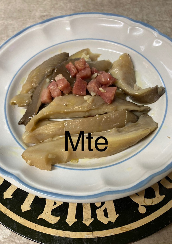 Una foto de Setas al ajillo con jamón Mte