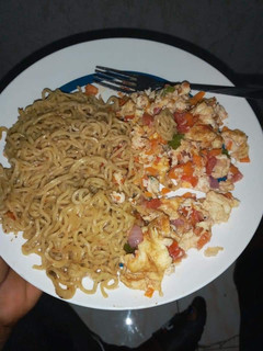 A picture of Noddles and fried egg.