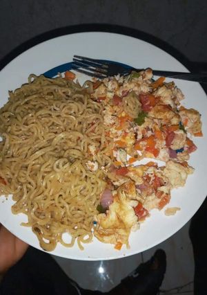A picture of Noddles and fried egg.