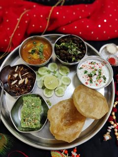नवरात्रि कन्या भोज थाली(navratri kanya bhoj thali Hindi recipe) रेसिपी मुख्य फोटो