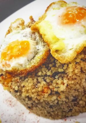 Una foto de Cous cous de morcilla y nísperos