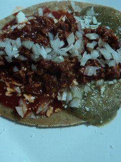 Una foto de Huaraches rancheros tricolor de chicharrón prensado a lo pobre