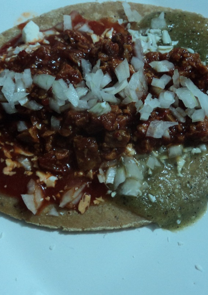 Una foto de Huaraches rancheros tricolor de chicharrón prensado a lo pobre