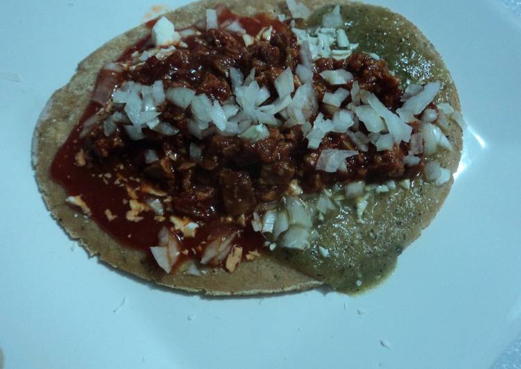 Huaraches rancheros tricolor de chicharrón prensado a lo pobre