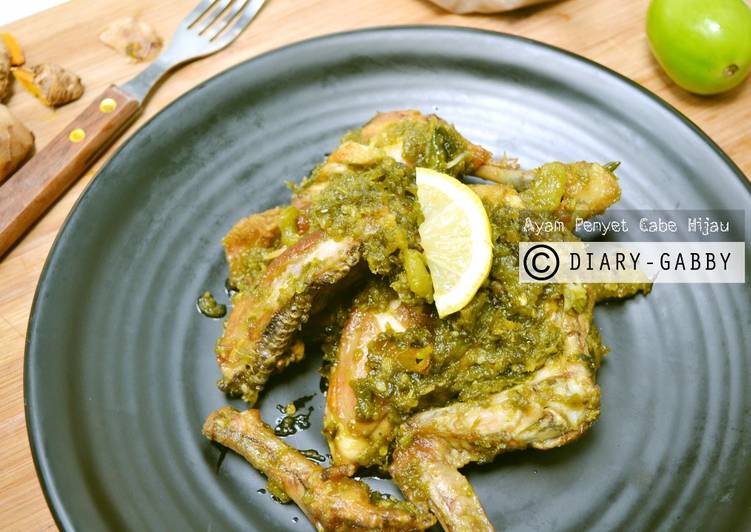 Cara mudah memasak Ayam Penyet Cabe Hijau yang Lezat Sekali