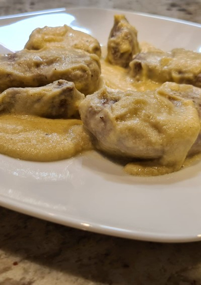 Una foto de Solomillo de cerdo en salsa de queso y calabacín