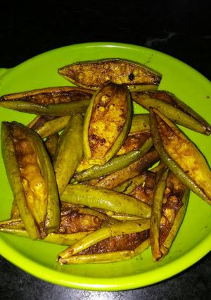 A picture of Potol bhaja.
