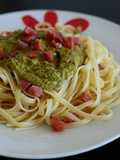 Tallarines con pesto y jamón serrano en 4 pasos