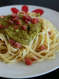 Una foto de Tallarines con pesto y jamón serrano en 4 pasos