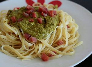Foto principal de Tallarines con pesto y jamón serrano en 4 pasos