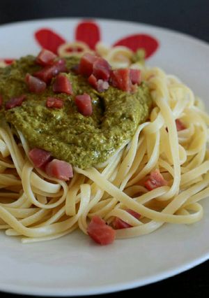 Foto principal de Tallarines con pesto y jamón serrano en 4 pasos