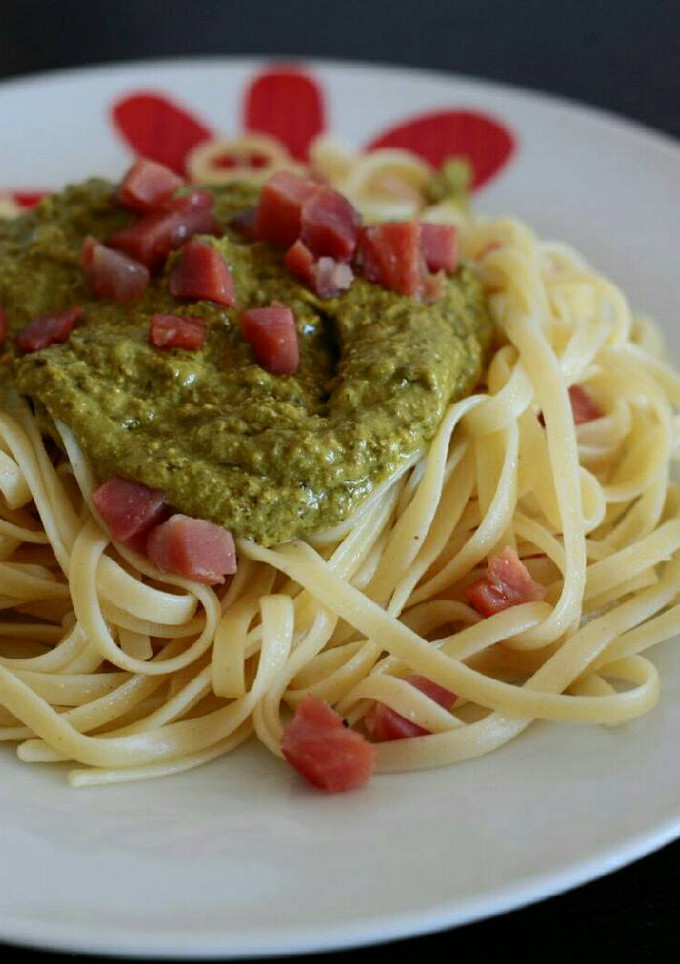 Una foto de Tallarines con pesto y jamón serrano en 4 pasos