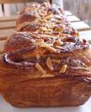 Brioche hojaldrado caramelizado con speculoos y almendras