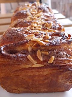 Una foto de Brioche hojaldrado caramelizado con speculoos y almendras