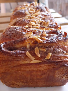 Una foto de Brioche hojaldrado caramelizado con speculoos y almendras