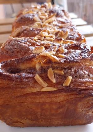 Una foto de Brioche hojaldrado caramelizado con speculoos y almendras