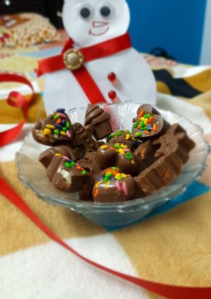 હોમમેડ ચોકલેટ (Homemade chocolate recipe in gujarati) રેસીપી મુખ્ય ફોટો