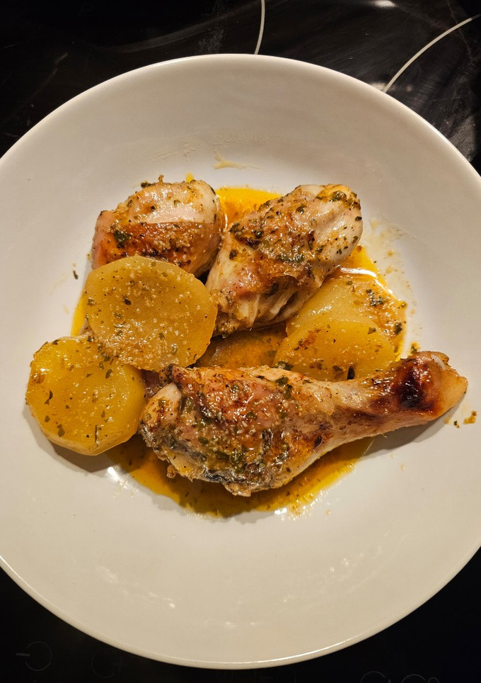 Una foto de Pollo asado con patatas
