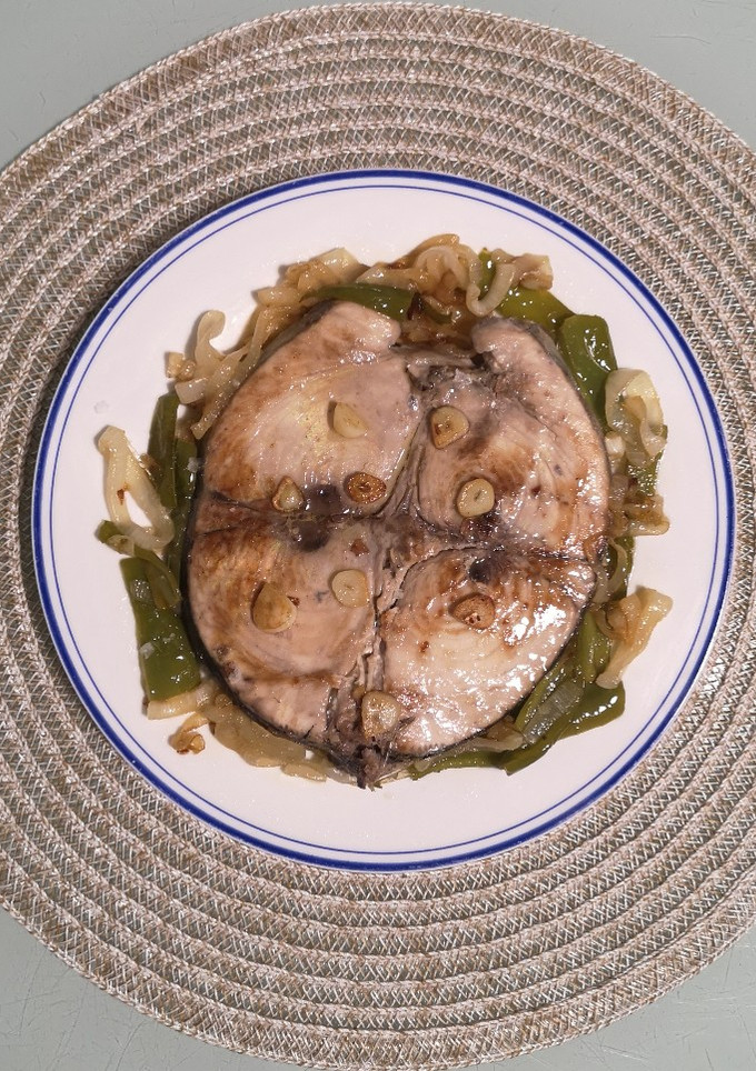 Una foto de Rueda de bonito encebollado con pimiento