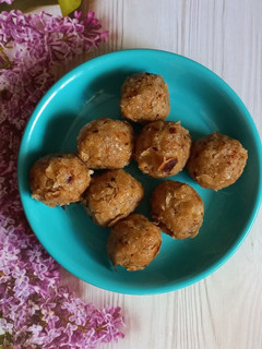 રોટલી ના લાડુ (Rotli Ladoo Recipe In Gujarati) રેસીપી મુખ્ય ફોટો
