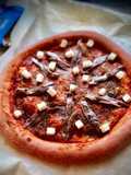 Pizza especial rosa dos quesos con anchoas