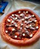 Pizza especial rosa dos quesos con anchoas