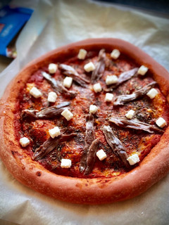 Una foto de Pizza especial rosa dos quesos con anchoas