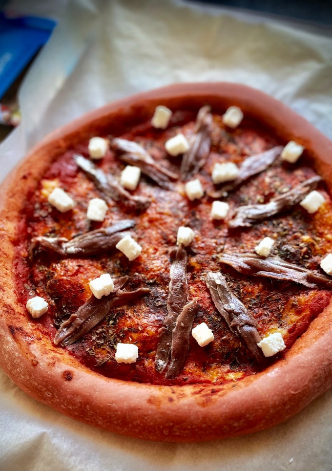 Una foto de Pizza especial rosa dos quesos con anchoas