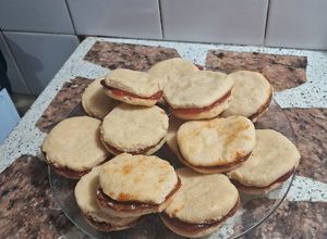 Una foto de Alfajores combinados de dos dulces clásicos