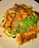 Bún gạo lứt thập cẩm+ cá hồi áp chảo