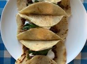 Une photo de wrap chaud poele