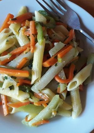 Una foto de Pasta con vegetales 🥣
