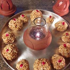 Puffed rice balls (sweet) A picture of Puffed rice balls (sweet).