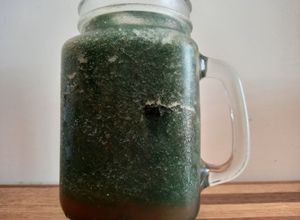 Una foto de Licuado de sandía, pepino y spirulina ☘️