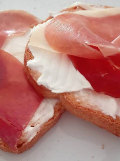 Una foto de 9. Tapa de jamón y queso
